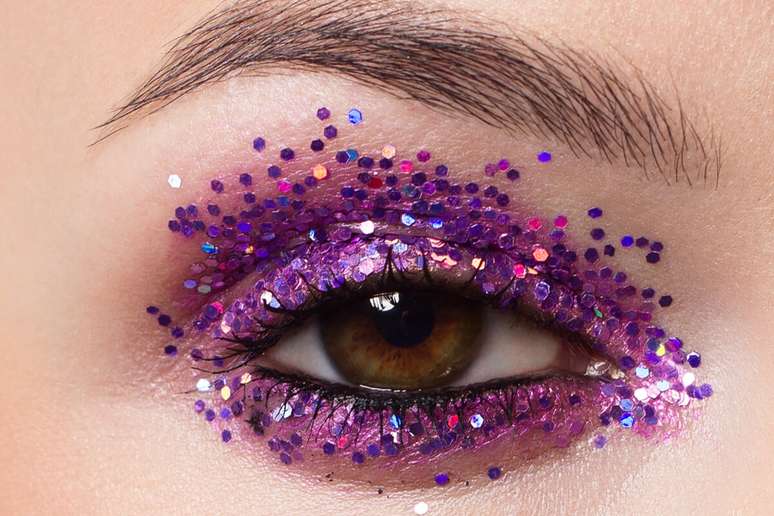 Glitter nos olhos ajuda a complementar a maquiagem 