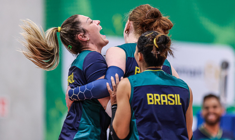 Atletas do vôlei em treino aberto à imprensa.