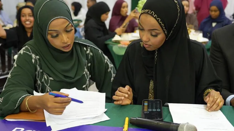 A criadora do concurso Miss Somália, Hani Abdi Gas (dir.), enfrentou críticas quando organizou a primeira competição, em 2021