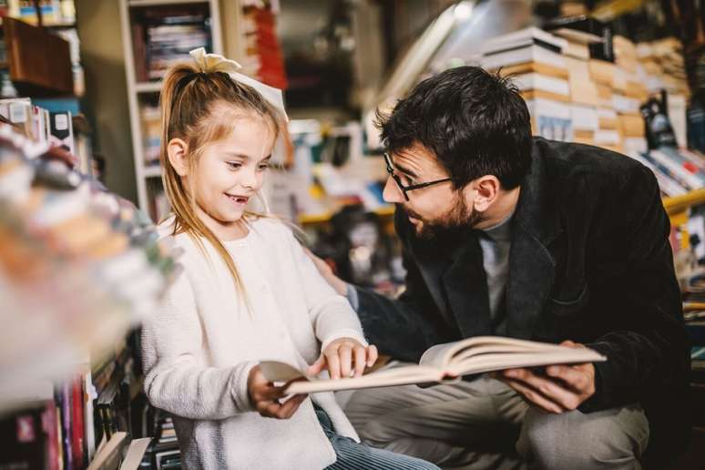 Levar as crianças para escolher os próprios livros pode ajudar a aumentar o interesse pela leitura 