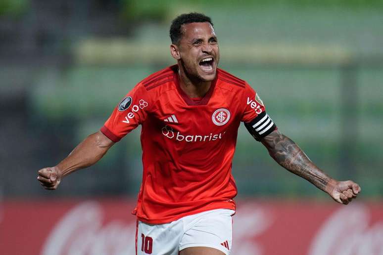 Alan Patrick (Internacional) comemorando seu gol contra o Metropolitanos, no dia 25.05.2024 