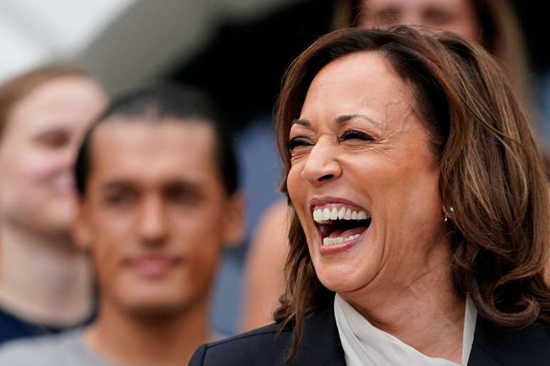 Kamala Harris tem 44% das intenções de voto e Donald Trump, 42%, diz pesquisa