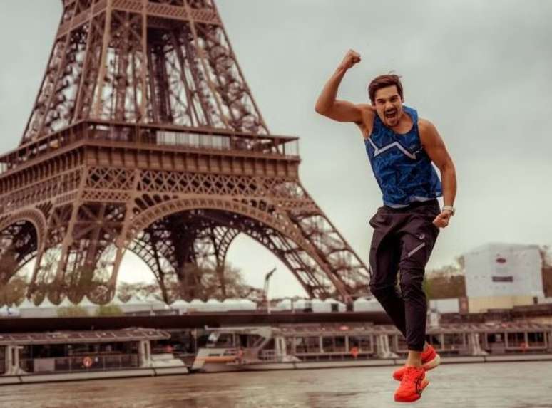 O ator Nicolas Prattes está empolgado e correr a Maratona de Paris 