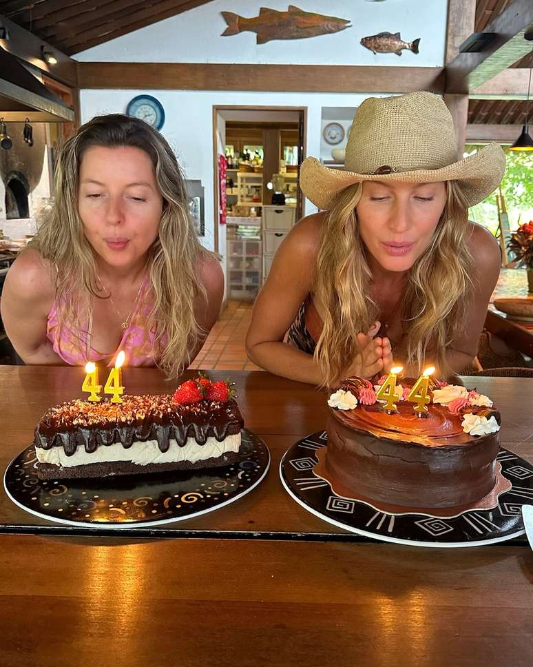 Patrícia e Gisele Bündchen assopram velas