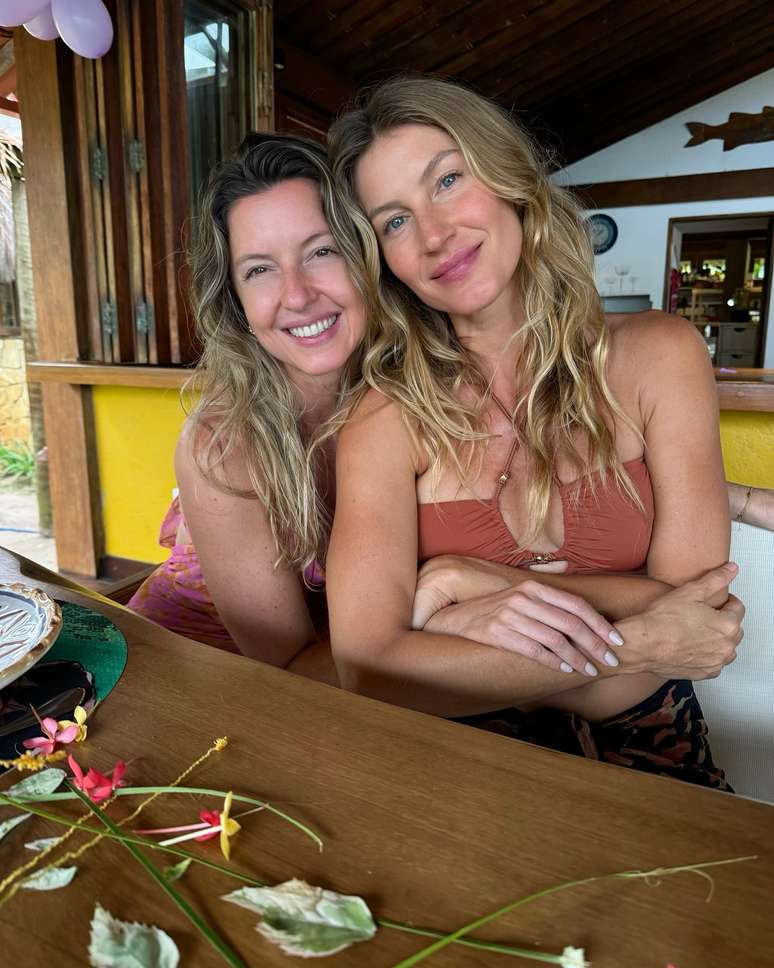 Patrícia e Gisele Bündchen se abraçam