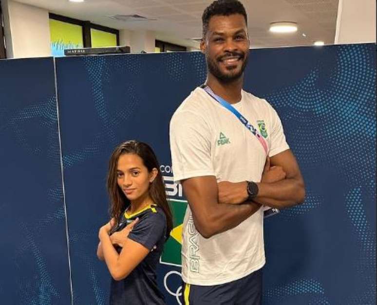 Raysa Leal e Isac Viana divertiram a web com a diferença de altura 