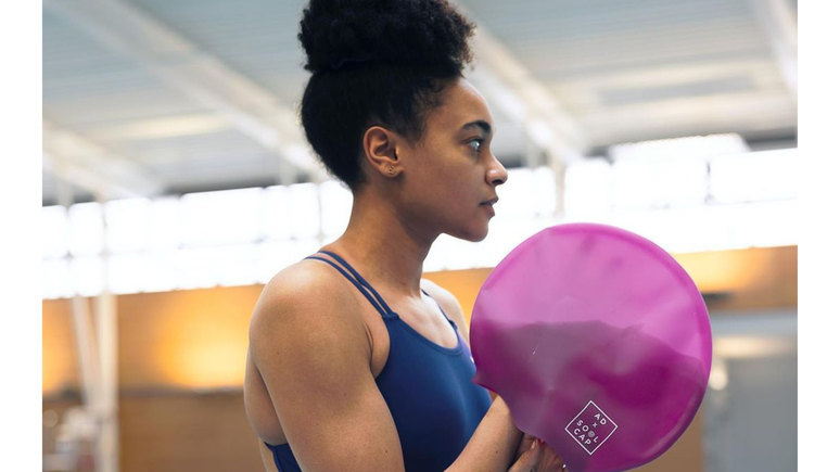 A touca para cabelo afro é feita de silicone e possui um espaço maior no topo