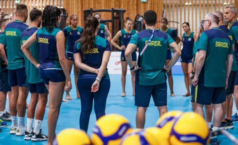 Seleção brasileira feminina de vôlei treina em Paris 