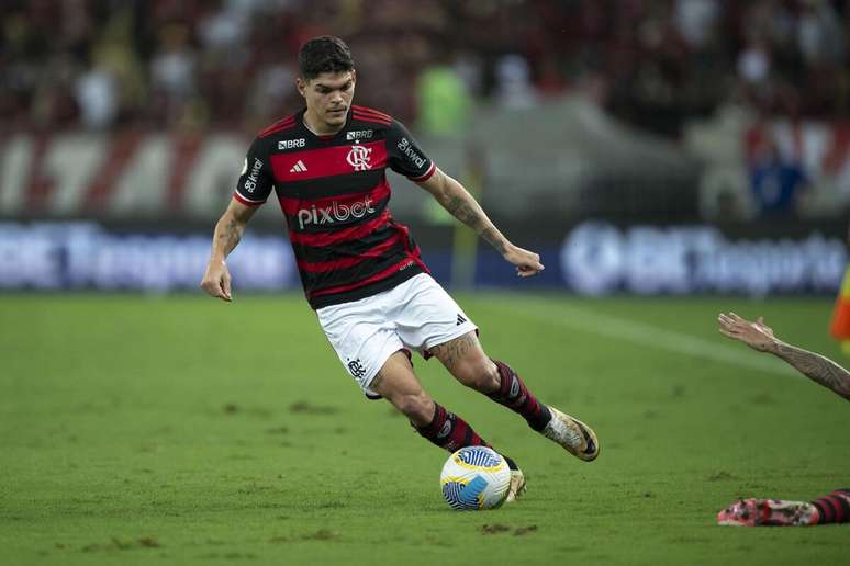 Ayrton Lucas (Flamengo) durante jogo contra o Fortaleza, no dia 12.07.2024 