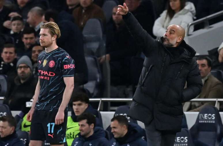 Guardiola e Kevin De Bruyne durante partida do City na Copa da Inglaterra –