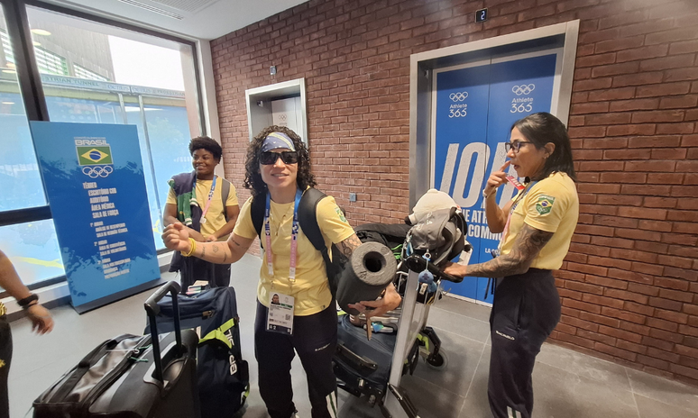 Pugilista Bia Ferreira chegando com suas malas no prédio do Brasil 