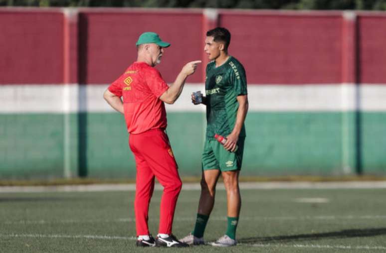 Mano Menezes dá instruções a Serna, novo reforço do Fluminense –