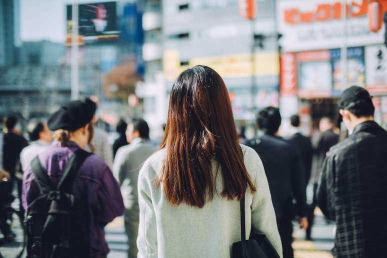 Pessoas andando em rua do Japão