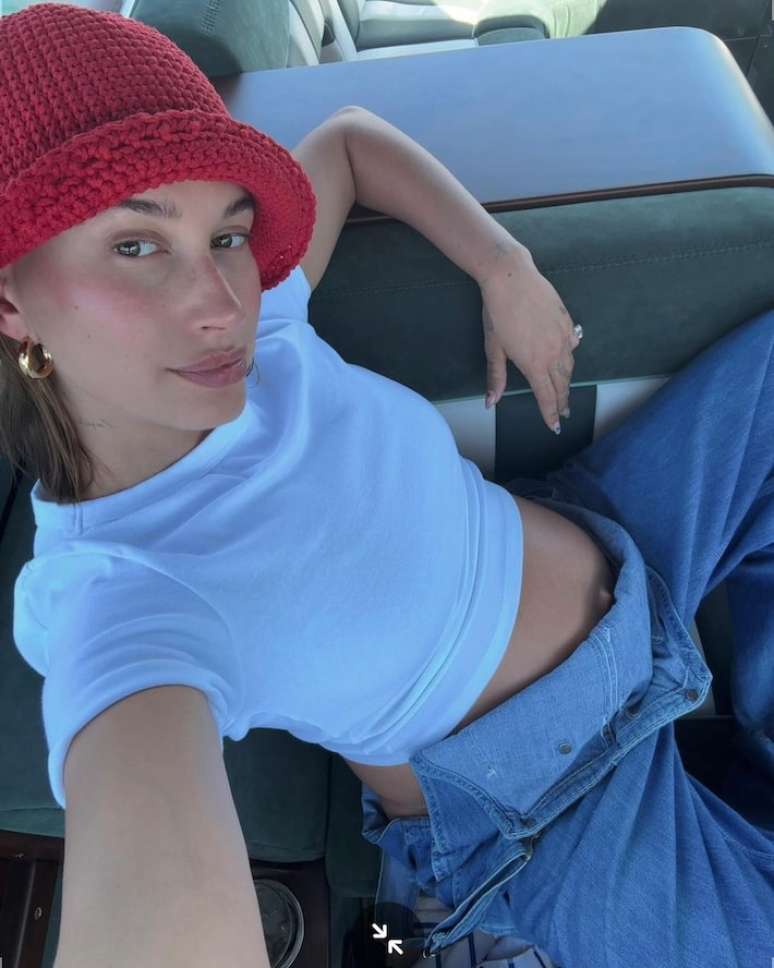 Hailey Bieber compartilha selfie mostrando sua barriga no Instagram