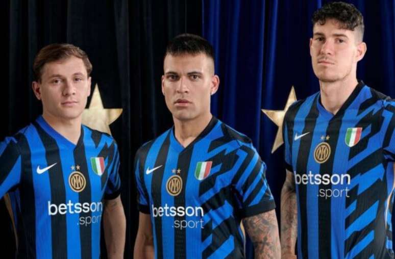 Jogadores da Inter posam com nova camisa do clube –