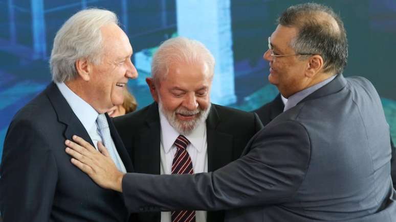 O presidente Lula na cerimônia de posse do ministro Ricardo Lewandowski (esquerda), em fevereiro; pasta era comandada por Flávio Dino (direita), hoje ministro do STF