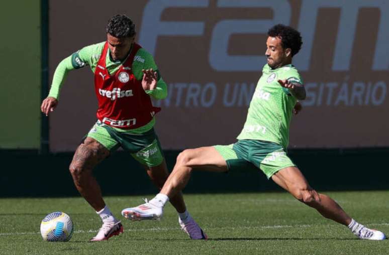 Richard Ríos (esq) e Felipe Anderson disputam bola no treino do Palmeiras –