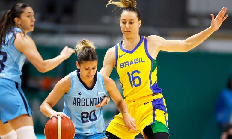 Leila Zabani disputa bola na semifinal entre Brasil e Argentina no basquete feminino dos Jogos Pan-Americanos de Santiago-2023