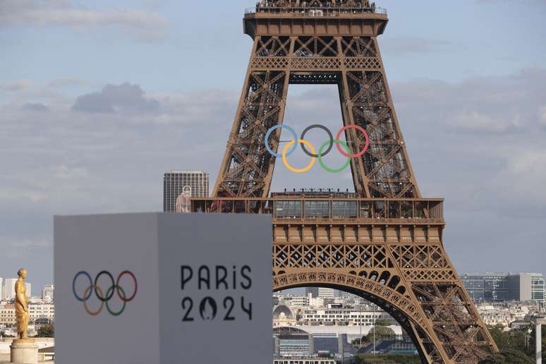 Os anéis olímpicos são exibidos na Torre Eiffel antes do evento - 22 de julho de 2024