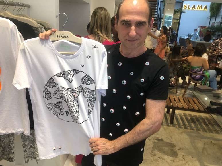 Amir Slama com camisetas da linha SlamB 