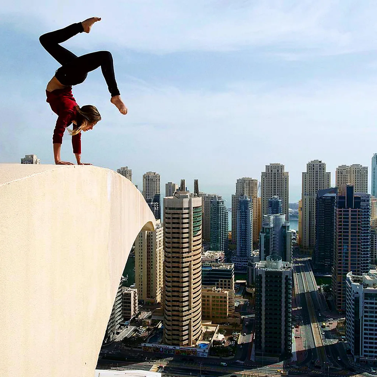 Filha de artistas circenses, Angela Nikolau agora faz acrobacias nas alturas