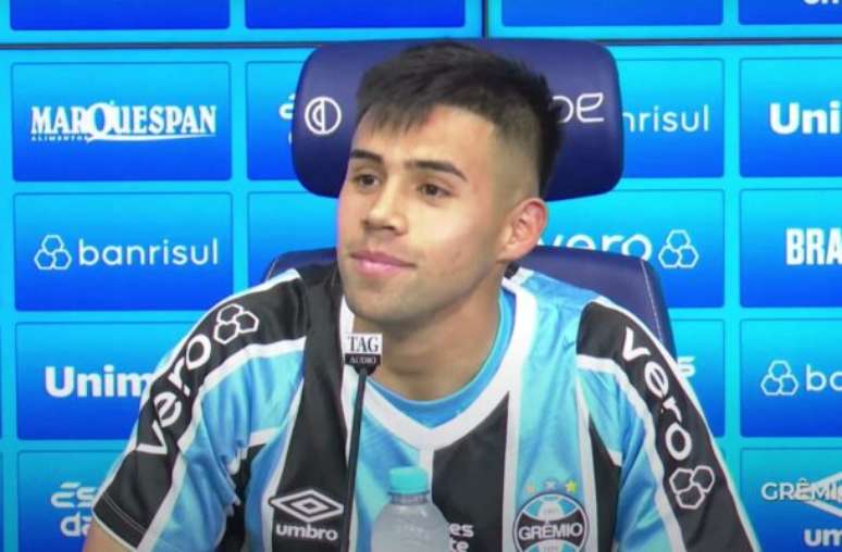 Aravena posa com a camisa 16 do Grêmio em sua apresentação –