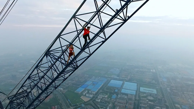 O documentário mostra o casal lamentando o destino de amigos que perderam a vida na prática do 'rooftopping'