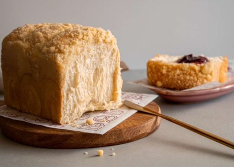 Pão de leite com cobertura de cuca alemão: uma das pedidas da vitrine da Santú Padaria Artesanal