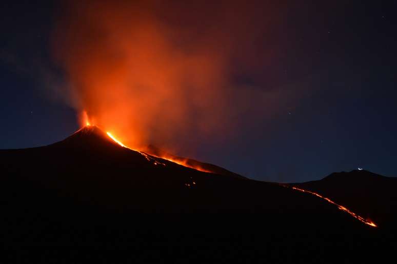 Erupções do Etna são frequentes: já é a segunda vez que o aeroporto suspende operações pelas cinzas apenas em julho