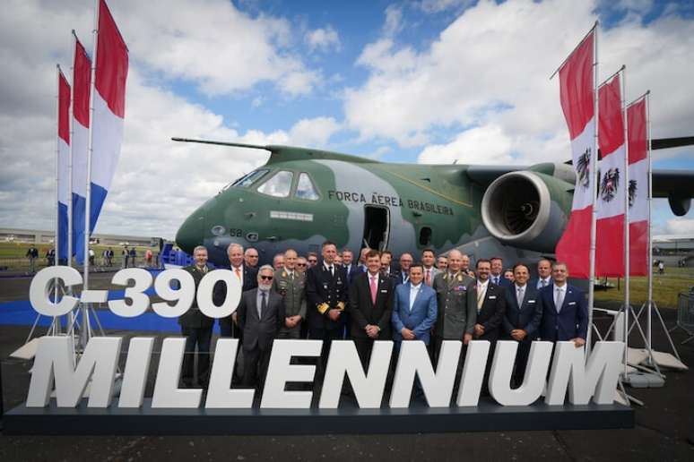 A Embraer anunciou na segunda-feira, 22, que firmou parceria com a Holanda e Áustria para a venda de nove aeronaves C-390 Millennium durante uma cerimônia no Farnborough Airshow, na Inglaterra