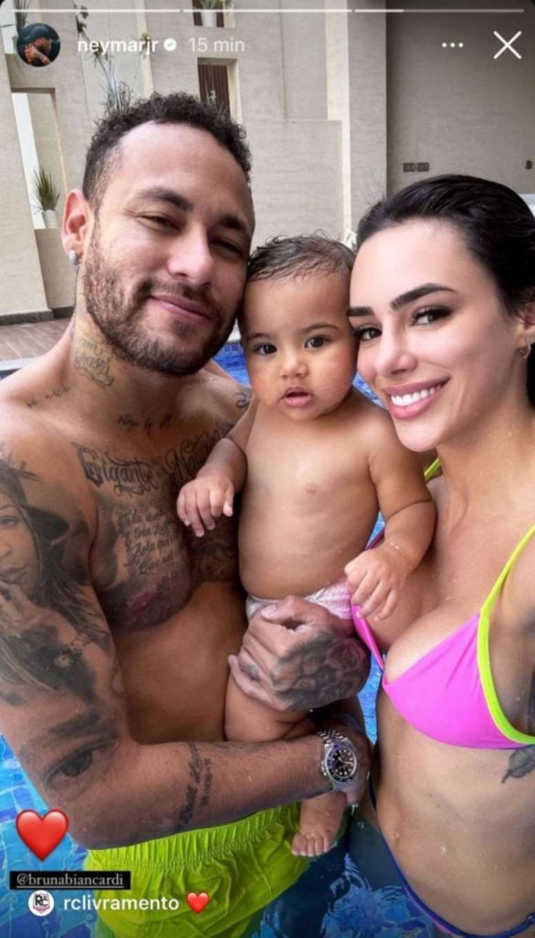 Neymar curte dia na piscina com Bruna Biancardi e Mavie