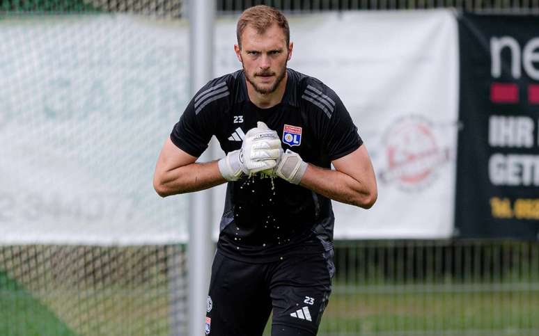 Lucas Perri em treino do Lyon