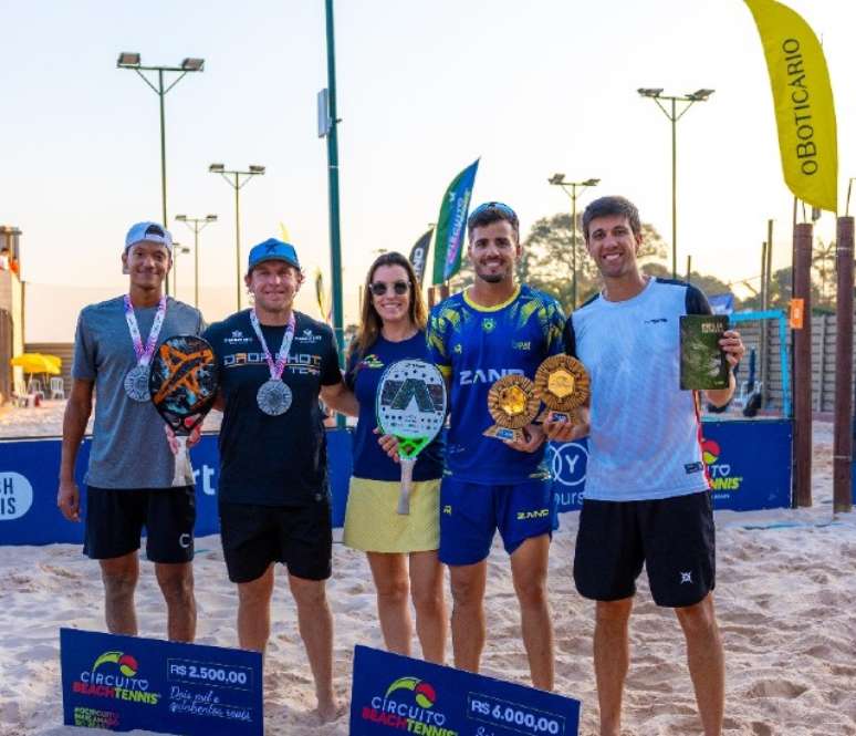 Allan de branco e Antomi de azul na premiação /