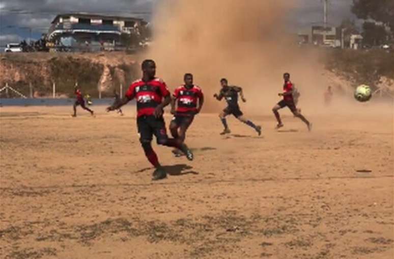 Jogadores em meio ao ‘mini-tornado’ –