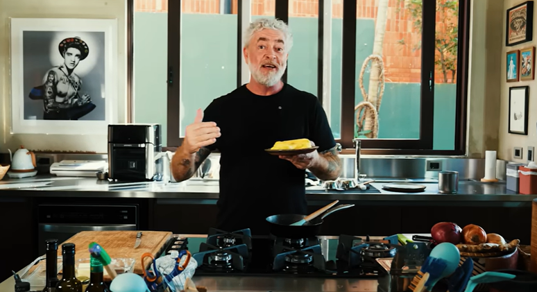 Chef Alex Atala ensina a fazer omelete cremoso e macio