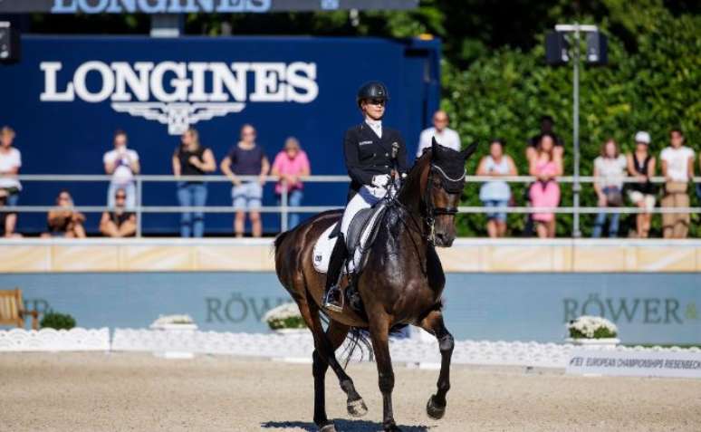 Charlotte Dujardin vai ficar de fora das competições por seis meses, suspensa pela Federação Internacional Equestre