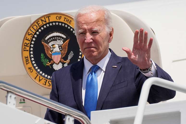 O presidente dos EUA, Joe Biden, desembarca do Força Aérea Um na Base Conjunta Andrews em Maryland, EUA, 23 de julho de 2024. REUTERS/Ken Cedeno