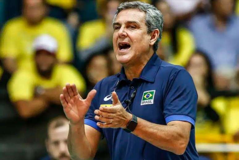 O técnico José Roberto Guimarães vai comandar a seleção brasileira feminina de vôlei em Paris