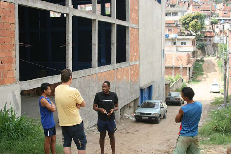 Sebastião, de frente, com as paredes do projeto de badminton levantadas na Chacrinha, extremo oeste do RJ.