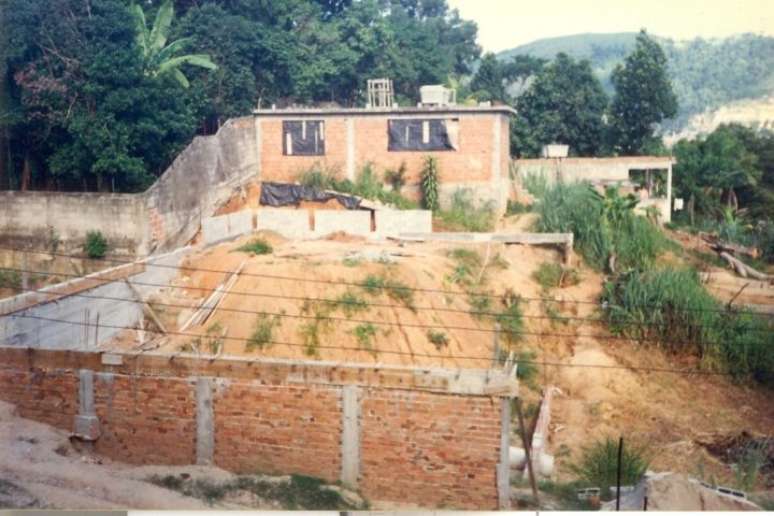 Terreno na Chacrinha onde Sebastião construiu o projeto de badminton. Terraplanagem na enxada e no carrinho de mão.