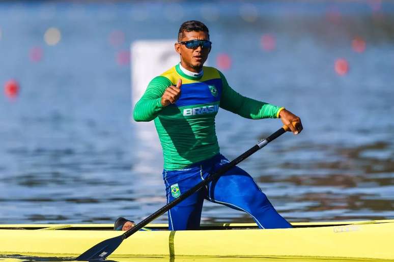 Isaquias Queiroz nos Jogos Pan-Americanos de Santiago 2023, ele conquistou a medalha de prata no C1 1000m da canoagem velocidade 