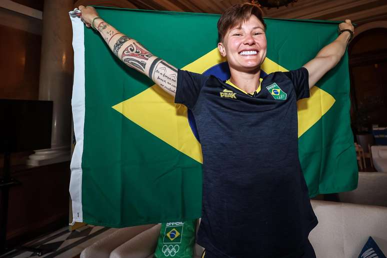 Quem é Raquel Kochhann, porta-bandeira e 1ª atleta brasileira a disputar Olimpíada após câncer