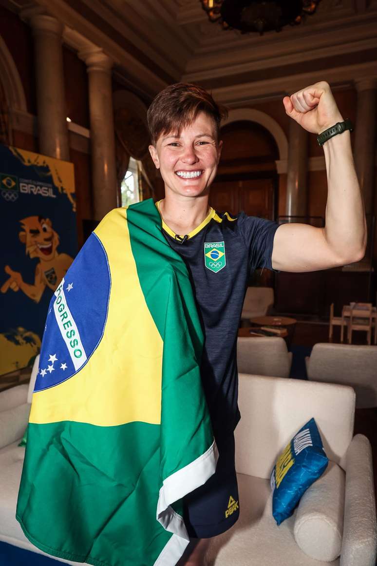 Quem é Raquel Kochhann, porta-bandeira e 1ª atleta brasileira a disputar Olimpíada após câncer