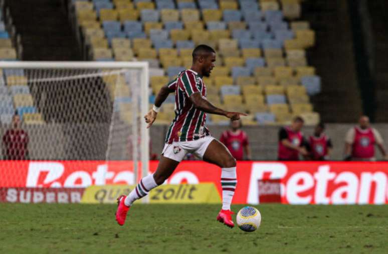 Douglas Costa se despede do Fluminense sem marcar um gol sequer –