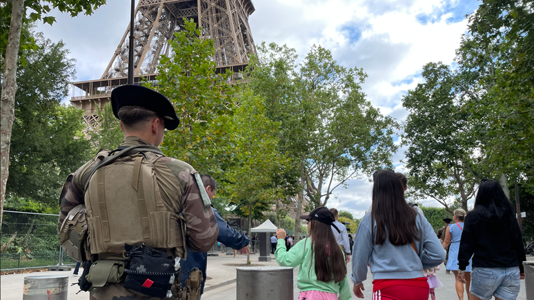 A França colocou dezenas de milhares de soldados nas ruas de Paris antes das Olimpíadas