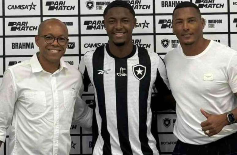 Lucas Santos (centro) é o novo reforço do Sub-20 do Botafogo –