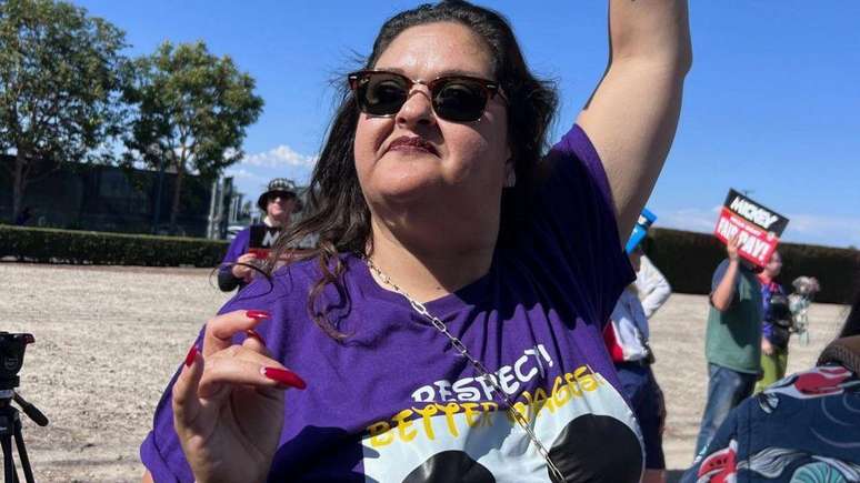 Cynthia Carranza protesta junto com outros funcionários da Disneylândia