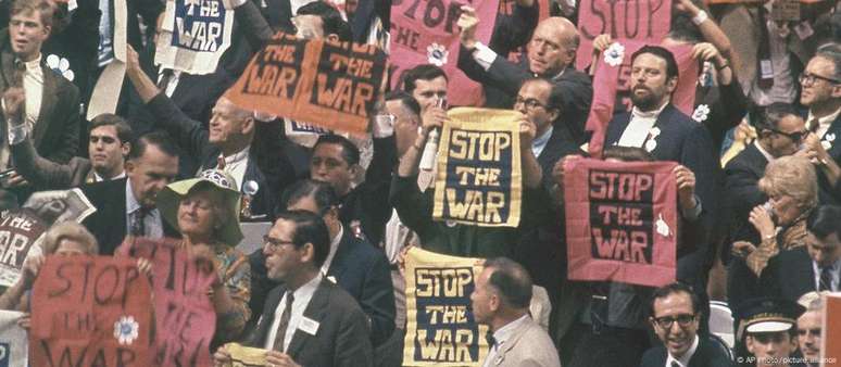 Delegados contrários à Guerra do Vietnã na convenção democrata de 1968: encontro em Chicago para decidir candidato presidencial foi um dos mais tensos da história do partido