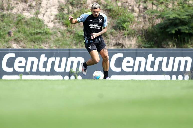 Tiquinho Soares no treino do Botafogo. 