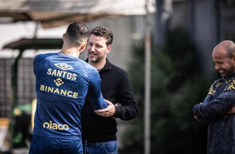 Elano, Alison e Léo no treino no CT Rei Pelé – Fotos: Raul Baretta/ Santos FC